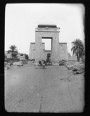 Karnak  Allées de sphinx et portique à Karnak  H. Duval. 1900-1920