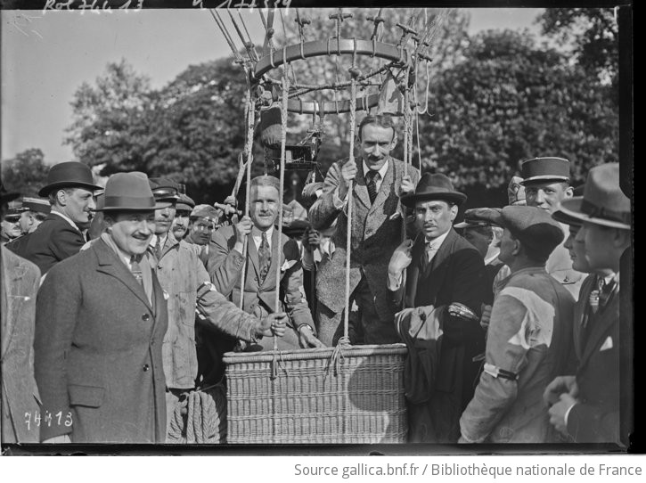 Grand prix de l Aéro Club le 14 5 22 aux Tuileries le pilote du