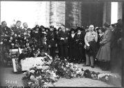 Les étudiants et professeurs polonais déposent une palme au tombeau du soldat inconnu  Agence Rol, le 18 septembre 1922