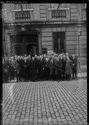 Cliché Association France-Pologne [membres de l'association devant le siège de l'association et de la Chambre de commerce franco-polonaise, au 7 rue de Poitiers, Paris, 7e  Agence Rol. 1922 