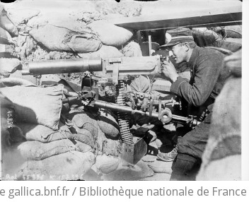 Soldats belges en premire ligne [dans une tranche actionnant une mitrailleuse] : [photographie de presse] / [Agence Rol]