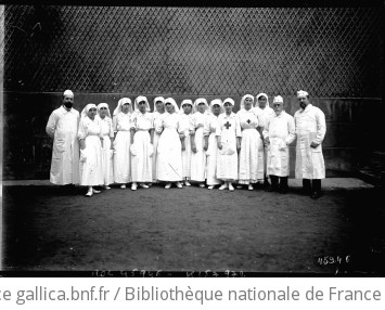 Remise de dcorations dans un hpital [crmonie militaire] [le corps mdical posant] : [photographie de presse] / [Agence Rol]