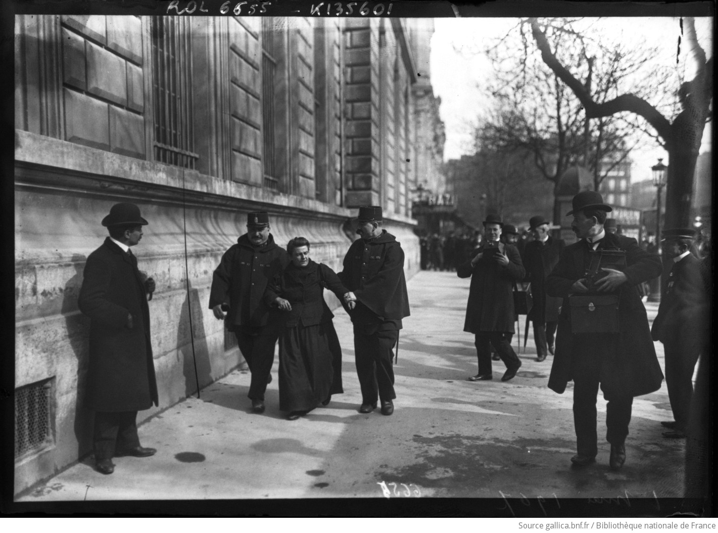 1er Mai 1907 [arrestation d'une femme] : [photographie de presse] / [Agence Rol]