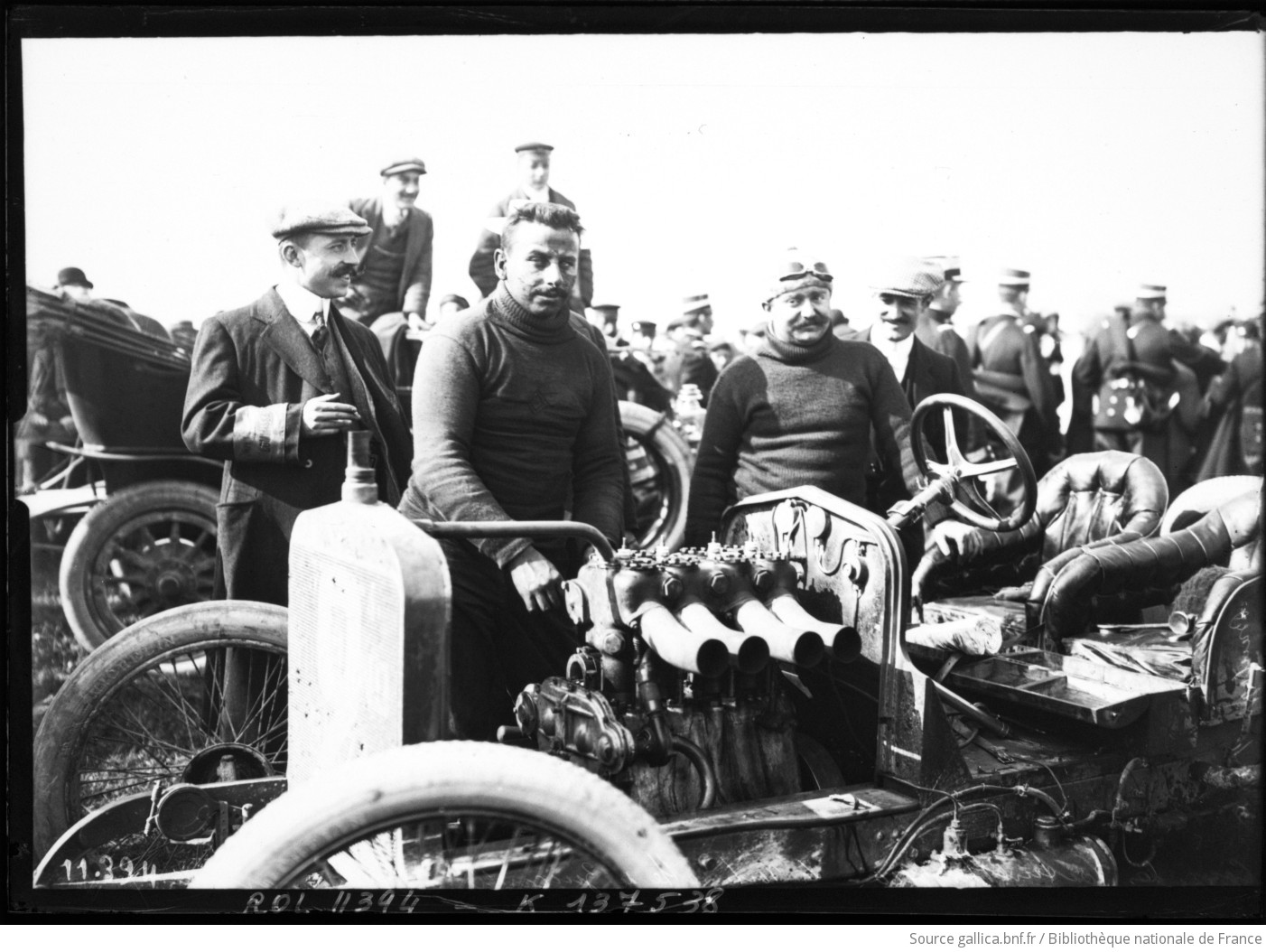 [18 septembre], Boulogne-sur-Mer, coupe des voiturettes 1910, la voiturette de Zuccarelli après son arrivée sur Hispano-Suiza : [photographie de presse] / [Agence Rol] - 1