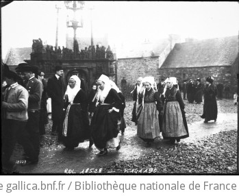 13-2-12, mariages de Plougastel [le cortge passant devant le calvaire] : [photographie de presse] / [Agence Rol]