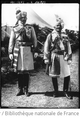 Delhi, couronnement [le roi d Angleterre Georges V se proclame roi des Indes le 12 décembre 1911, la cérémonie, deux militaires indiens décorés] : [photographie de presse] / [Agence Rol]