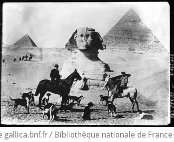 Egypte [deux cavaliers avec une meute de chiens au pied du Sphinx et des pyramides] : [photographie de presse] / [Agence Rol]