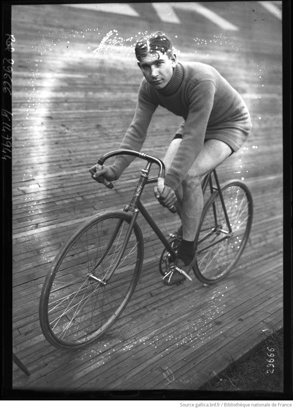 Emile Engel Portrait Du Coureur Cycliste Sur Son Vélo Photographie