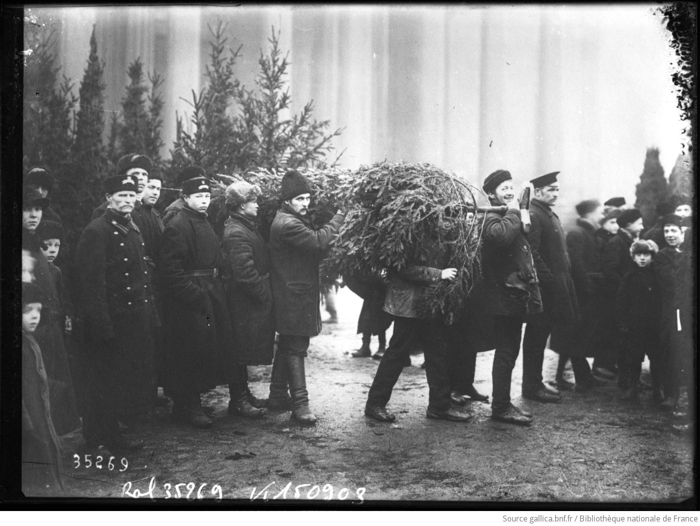 Fête de Noël à Saint-Pétersbourg sur le marché des arbres de Noël : [photographie de presse] / [Agence Rol] - 1