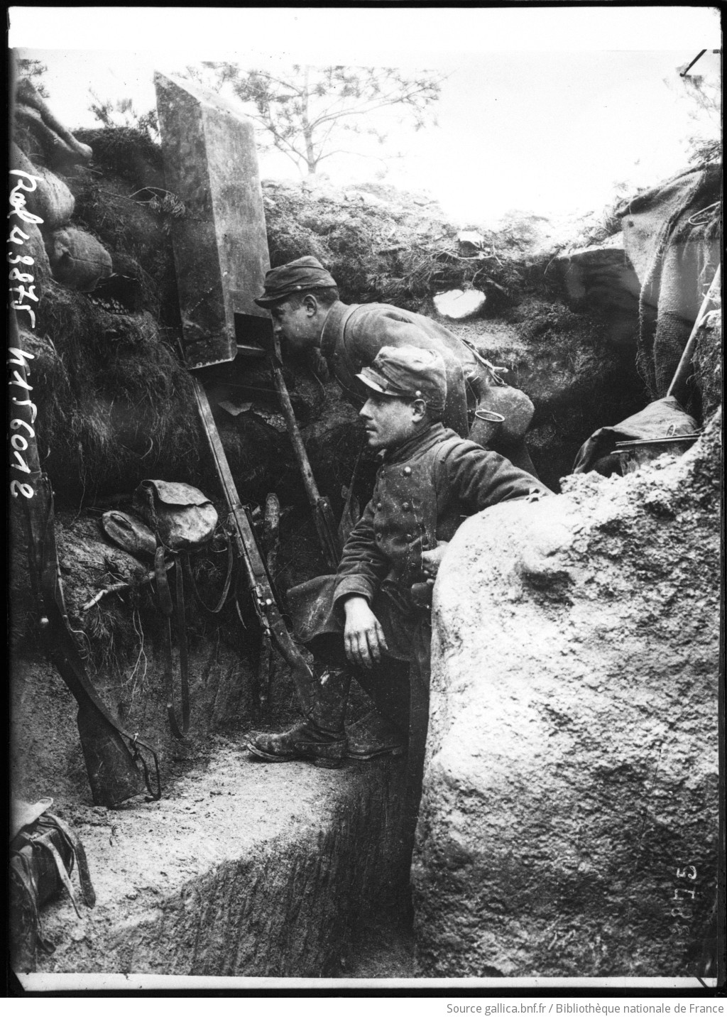 Périscope de tranchées en 1ere ligne [soldat utilisant l'appareil] : [photographie de presse] / [Agence Rol] - 1