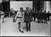 Le Général Haller, polonais, au Poilu Inconnu : la délégation salue la tombe  Agence Meurisse. 1924