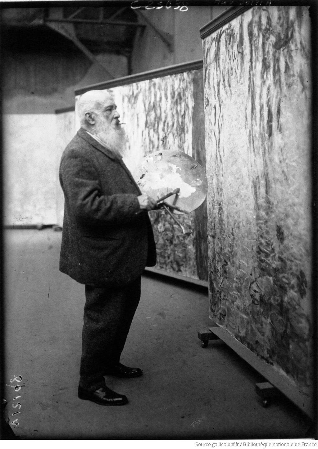 Claude Monet, peintre, dans son atelier : [photographie de presse] / Agence Meurisse - 1