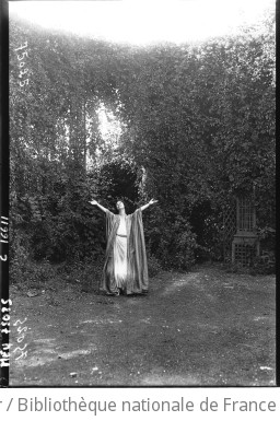 Isadora Duncan dans son pavillon de Bellevue : [photographie de presse] / Agence Meurisse