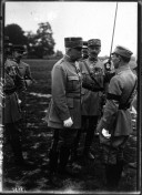 Le maréchal Pétain passe les troupes de St-Cyr en revue : il félicite un Polonais  [photographie de presse] / Agence Meurisse 