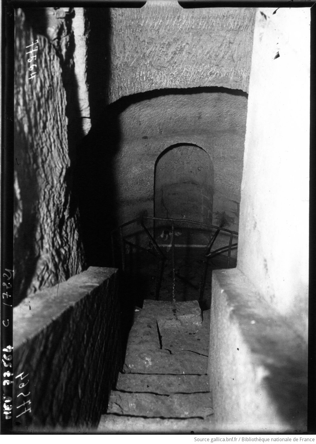 Les catacombes de Paris : le puits des carrières : [photographie de presse] / Agence Meurisse | Gallica