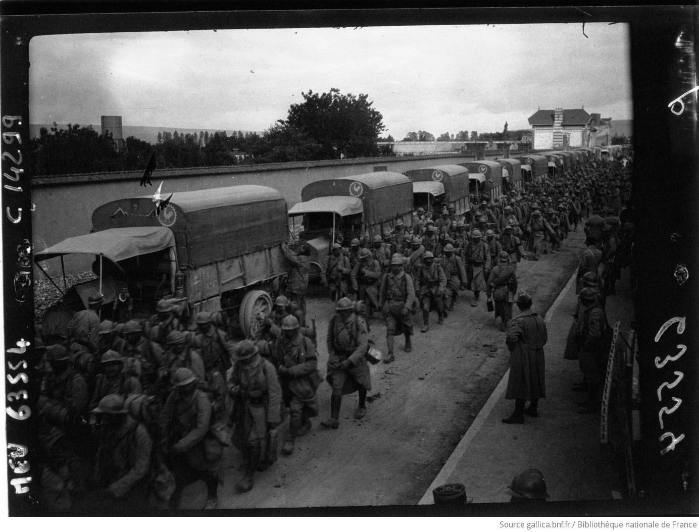 Camions Saurer : embarquement de troupes : [photographie de presse] / Agence Meurisse - 1