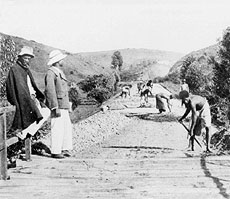 Madagascar : construction de la voie ferrée du lac Alaotra. 58 cartes postales de Madagascar en 1908. Socit de gographie