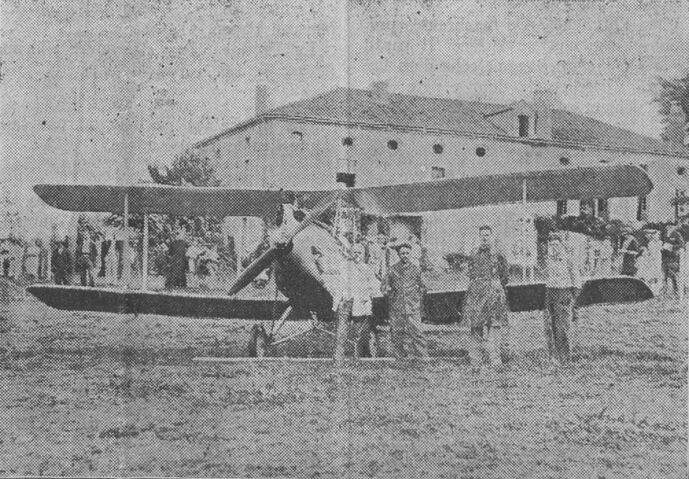 L'avion du 3 septembre 1932 (reparti le 7) dans la prairie de Mayéras. Image publiée à Chabanais le 18 septembre 1932 dans le journal : Le Sud-Confolentais