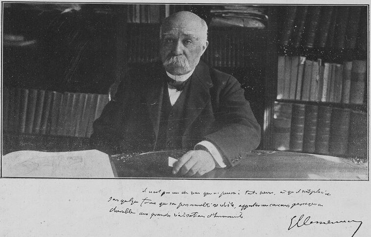 M. Georges Clemenceau à sa table de travail. Image publiée à Niort et Paris en novembre 1919 dans le journal : Le Pays d'Ouest
