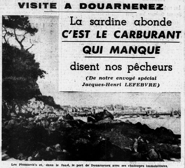 Visite à Douarnenez. Les Plomarc'h et, dans le fond, le port de Douarnenez avec ses chaloupes immobilisées. Image publiée à Rennes le 7 août 1940 dans le journal : L'Ouest-Éclair