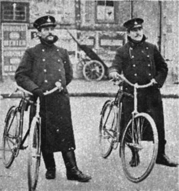 Les agents cyclistes. Image publiée à Angers en janvier/avril 1912 dans le journal : L'Anjou illustré