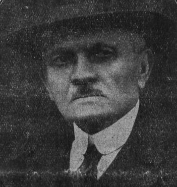 Santu Casanova [vers 1927 ?], un grand poète régionaliste, le Mistral de la Corse. Image publiée à Paris en janvier 1928 dans le journal : Cyrnos
