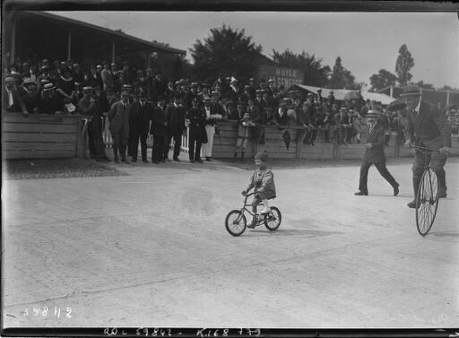 [24/6/20, Parc des Princes, jubilant in honor of cyclist Thorwald Ellegaard], Marcel Durand [on a monocycle and, on his small bicycle, the] young Evrard: [press photograph]/[Agency Rol]