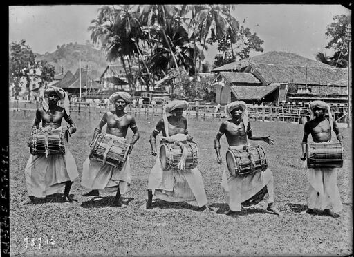 Visite du prince de Galles à Ceylan [Sri Lanka, du 23 au 25 mars 1922], danseurs [i.e. joueurs de tambour] de Kandy : [photographie de presse] / [Agence Rol]