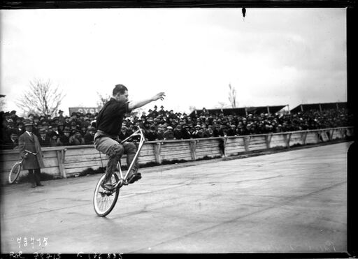 Parc des Princes, 17/4/22, exhibition d'Abbins [homme faisant du monocycle] : [photographie de presse] / [Agence Rol]