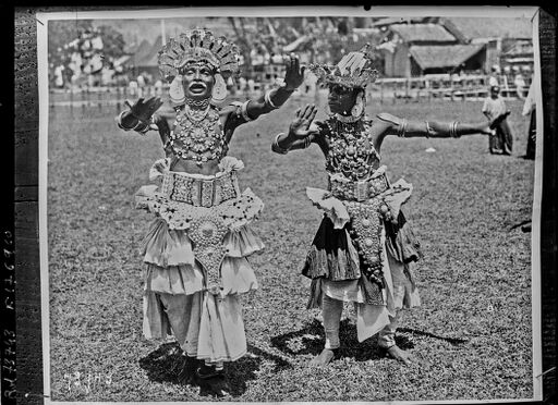 Danseurs de Kandy (Ceylan) [Sri Lanka] pendant la visite du prince de Galles [du 23 au 25 mars 1922] : [photographie de presse] / [Agence Rol]