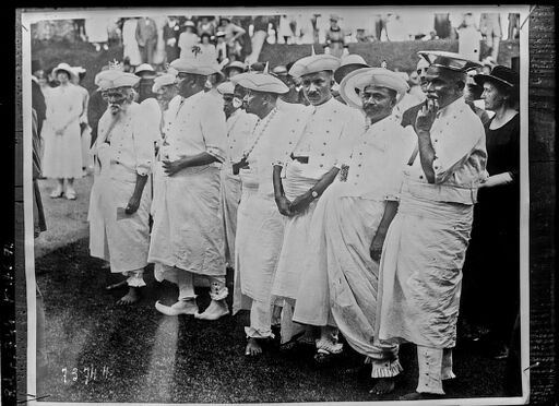 Visite du prince de Galles à Ceylan [Sri Lanka, du 23 au 25 mars 1922], notables de Kandy : [photographie de presse] / [Agence Rol]