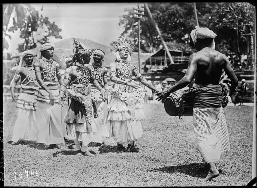 Le prince de Galles aux Indes, les danseurs à Kandy, Ceylan [du 23 au 25 mars 1922] : [photographie de presse] / [Agence Rol]