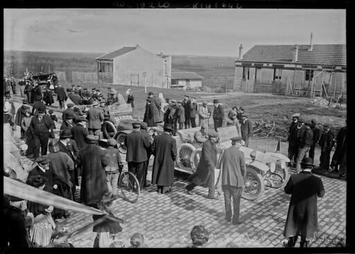 20-3-12, Tour de France [auto], Pierrefitte, vue générale du contrôle d'arrivée : [photographie de presse] / [Agence Rol]