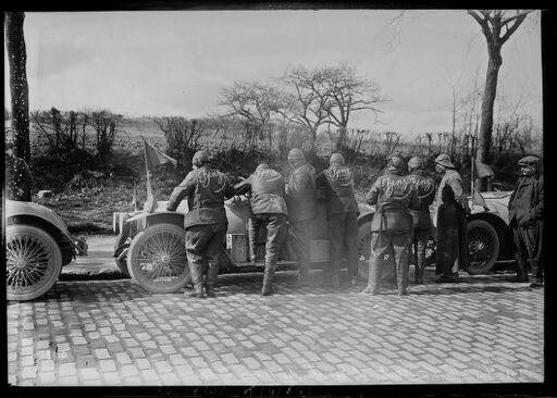 20-3-12, Tour de France auto, l'équipe de Benz à Pierrefitte : [photographie de presse] / [Agence Rol]