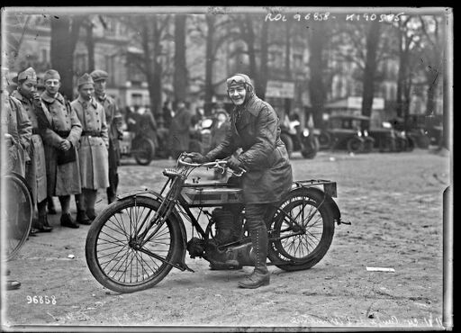 11/11/24, coupe de l'Armistice [circuit motos Joinville-Versailles], Mlle Dupré, amateur : [photographie de presse] / [Agence Rol]