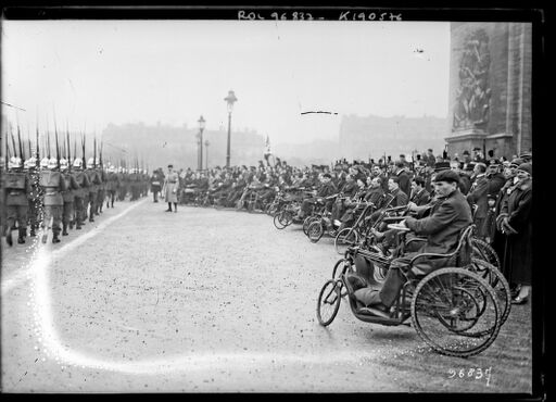 [11/11/24, fête de l'Armistice à Paris, défilé militaire devant les invalides de guere] : [photographie de presse] / [Agence Rol]