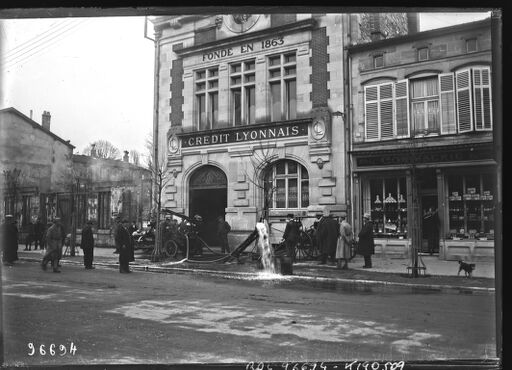 Bar-le-Duc, 4/11/24, inondations, on vide les caves du Crédit Lyonnais : [photographie de presse] / [Agence Rol]