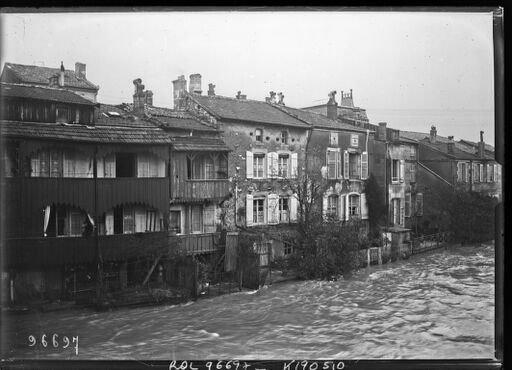 Bar-le-Duc, 4/11/24, [inondations,] côté des abattoirs : [photographie de presse] / [Agence Rol]