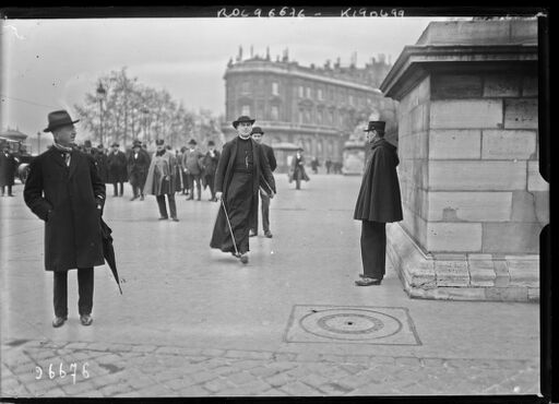 4/11/24, rentrée des Chambres, l'abbé Bergey [au Palais-Bourbon] : [photographie de presse] / [Agence Rol]