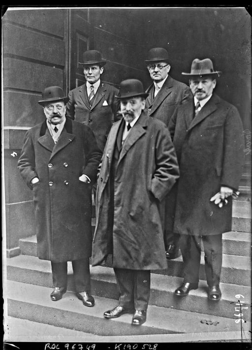 Voyage d'étude de circulation à Londres, [4/11/24, de gauche à droite, MM. Paul] Guichard [directeur de la police municipale de Paris], Elliott [chargé de la circulation à Londres, Alfred] Morain [préfet de police], Simart, [Emile] Massard [conseiller municipal de Paris, à] Londres : [photographie de presse] / [Agence Rol]