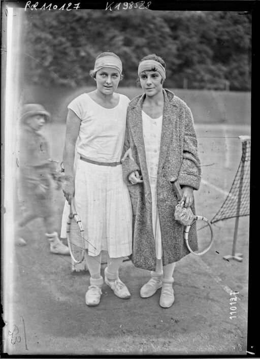 8/6/26, Croix-Catelan, championnat de France [internationaux de tennis, de g. à d.] Mlle Bouman, Mlle Contoslavos : [photographie de presse] / [Agence Rol]