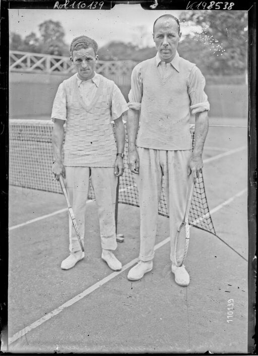 8/6/26, Croix-Catelan, championnat de France [internationaux de tennis, de g. à d.] Kozeluh, Washer : [photographie de presse] / [Agence Rol]