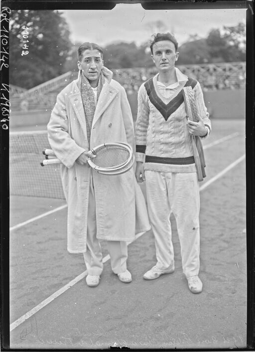 8/6/26, Croix-Catelan, championnat de France [internationaux de tennis, de g. à d.] Lacoste, Robson : [photographie de presse] / [Agence Rol]