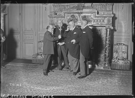 8/6/26, remise d'une épée d'honneur à M. Albert Besnard par le sculpteur Bourdelle [salon de l'Hôtel Rothschild, rue Berryer] : [photographie de presse] / [Agence Rol]