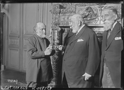 8/6/26, award of a sword of honor to Mr. Albert Besnard by the sculptor Bourdelle, sculptor [Rothschild Hotel lounge, Berryer Street]: [press photograph]/[Rol Agency]