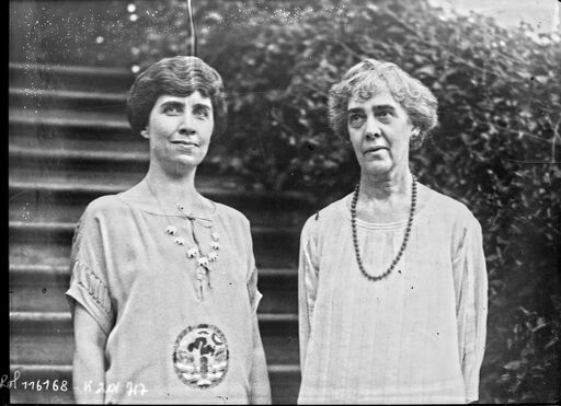 Mme Coolidge [à gauche], Mme Dawes [5 novembre 1924 dans les jardins de la Maison Blanche] (Pacific and Atlantic) : [photographie de presse] / [Agence Rol]