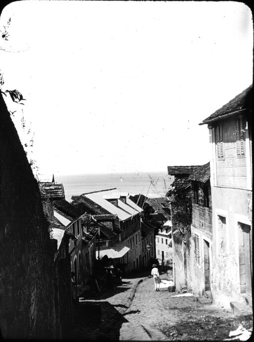 Martinique. Rue du Morne-Mirail, dans la ville haute (V[oir] Lafacio Hearn, Two years inthe French Indies, chap. la Vérette) (1899) / [photogr.] Salles ; [photogr. reprod. par Molténi?]