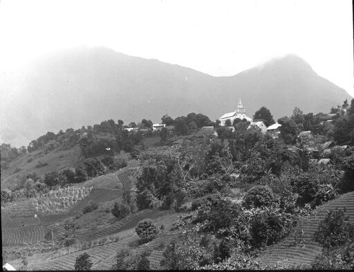 Martinique. Village du Morne-Vert et versant Nord des pitons du Carbet (panorama : partie Sud) (1899) / [photogr.] Salles ; [photogr. reprod. par Radiguet & Massiot?]