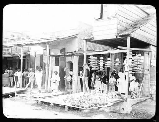 Haïti. Marchand de chapeaux et de poteries à Port au Prince let 1888 / [photogr.] Salles ; [photogr. reprod. par Molténi?]