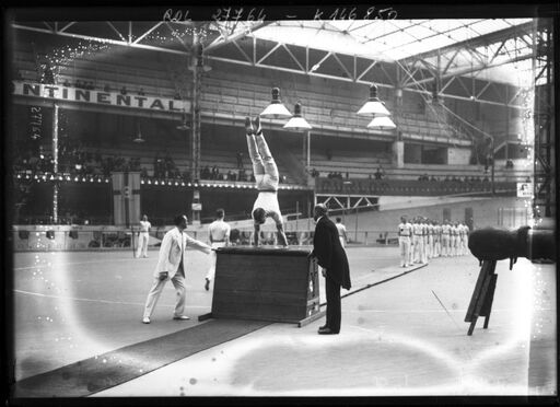 17-3-13, Paris, congrès d'éducation physique, suédois [démonstration des gymnastes suédois, saut de cheval] : [photographie de presse] / [Agence Rol]